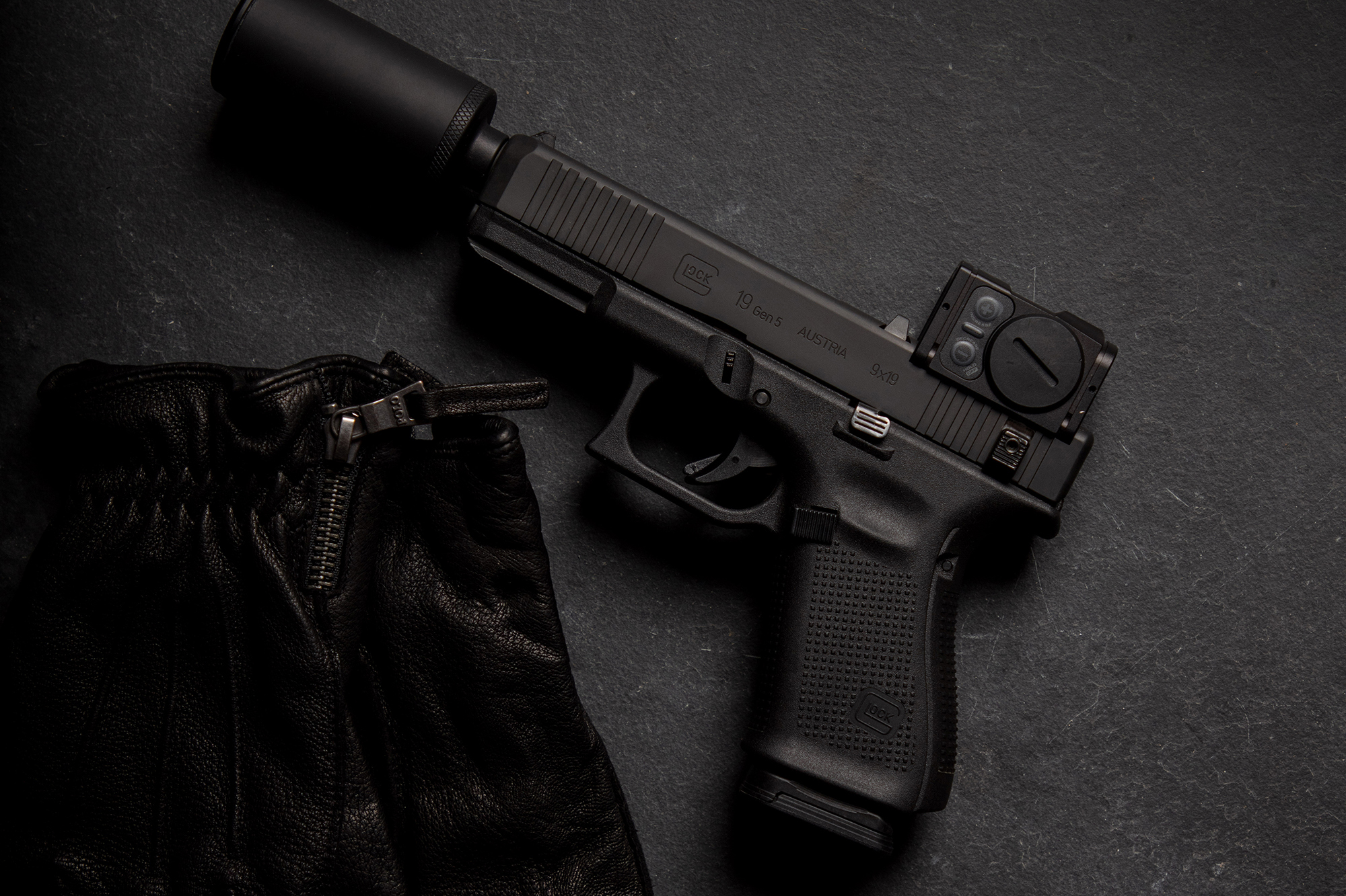 Hush Puppy Set B&T - Pistole GLOCK 19 Gen5 9mm Para & B&T Hush Puppy Schalldämpfer & Aimpoint ACRO P-2 — Bild 2